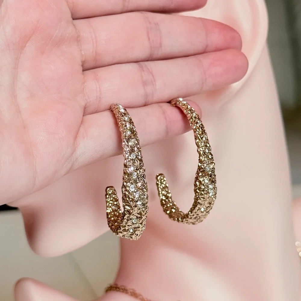 ⚜️ Elegant Gold and Clear Gems Textured Earrings